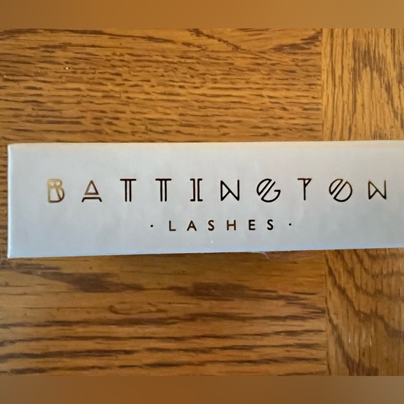 Battington Monroe 3D Silk Lashes with Mini Glue - Picture 3 of 5